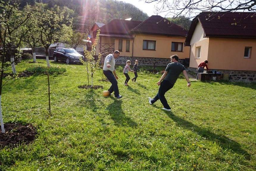 FOTO / Dezvăluiri exclusive şi imagini nemaivăzute din vacanţa lui Mihai Morar. Ce a făcut de Paşte, cu familia