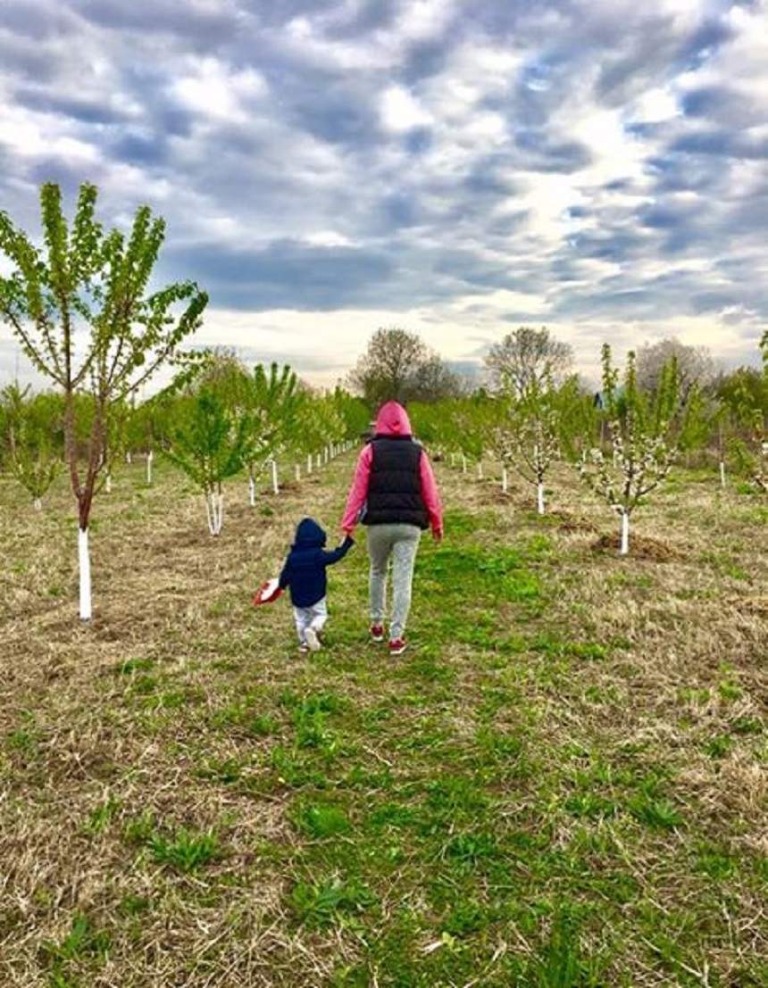 FOTO / Andreea Mantea și-a luat băiețelul și au ieșit în natură: ”Am plecat...”