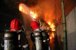 FOTO / Incendiu devastator în Ilfov! O persoană a fost găsită carbonizată