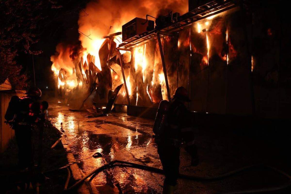 FOTO / Incendiu devastator în Ilfov! O persoană a fost găsită carbonizată