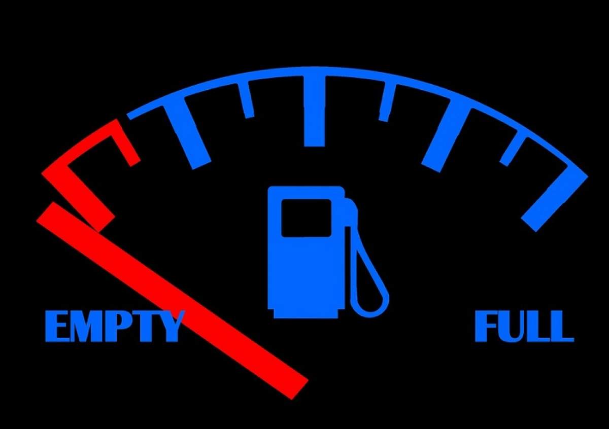 ÎNTREBAREA ZILEI: Câți kilometri mai poți parcurge cu mașina după ce s-a aprins ”becul de benzină”