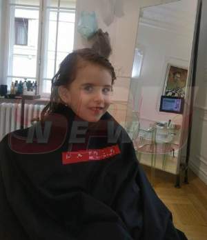 FOTO / Fetiţa Oanei Roman este o mică divă! Este aranjată de stilişti, dar uite la ce nu poate renunţa nici pe scaunul de coafor