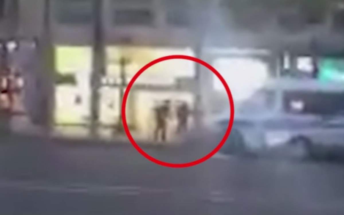 VIDEO/ Atentat Champs-Elysees: MOMENTUL în care atacatorul din Paris este împuşcat de forţele de securitate