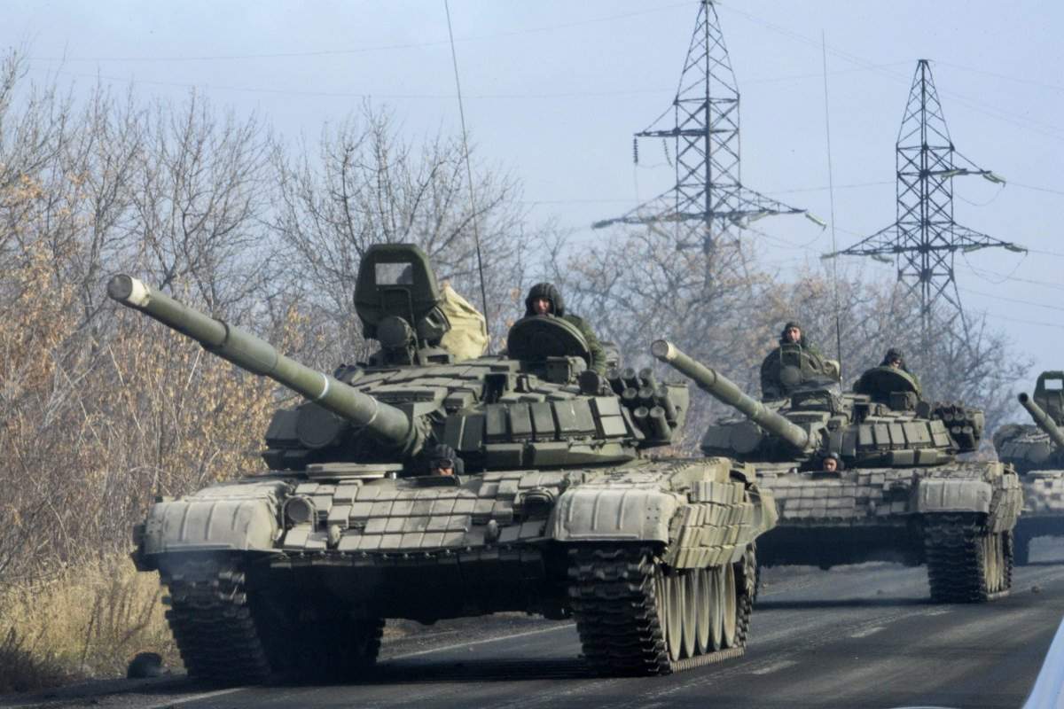 VIDEO / Dovada că Putin a trimis tancuri şi elicoptere de luptă la graniţă!