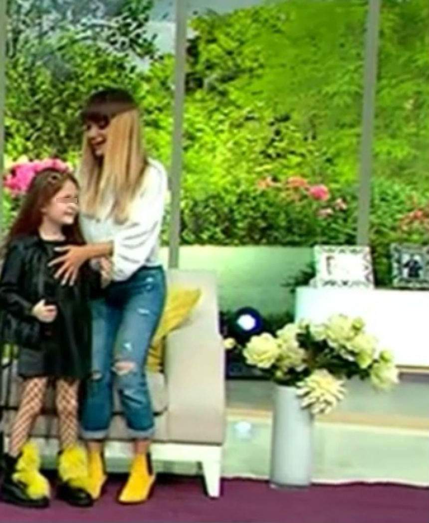 FOTO / Şi-a lăsat fiica să se vopsească, iar acum a uimit din nou! Cum au apărut Andreea Antonescu şi Sienna la tv