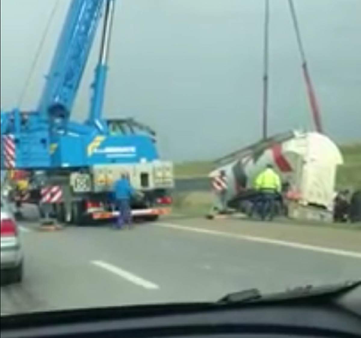 VIDEO / Un TIR s-a răsturnat pe Autostrada Soarelui! Imagini de la locul incidentului