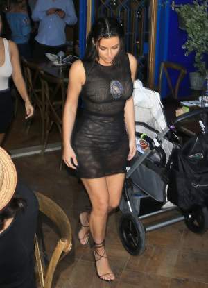 FOTO / Kim Kardashian, îmbrăcată provocator și cu icoana pe piept! Asta este ultima modă la Hollywood