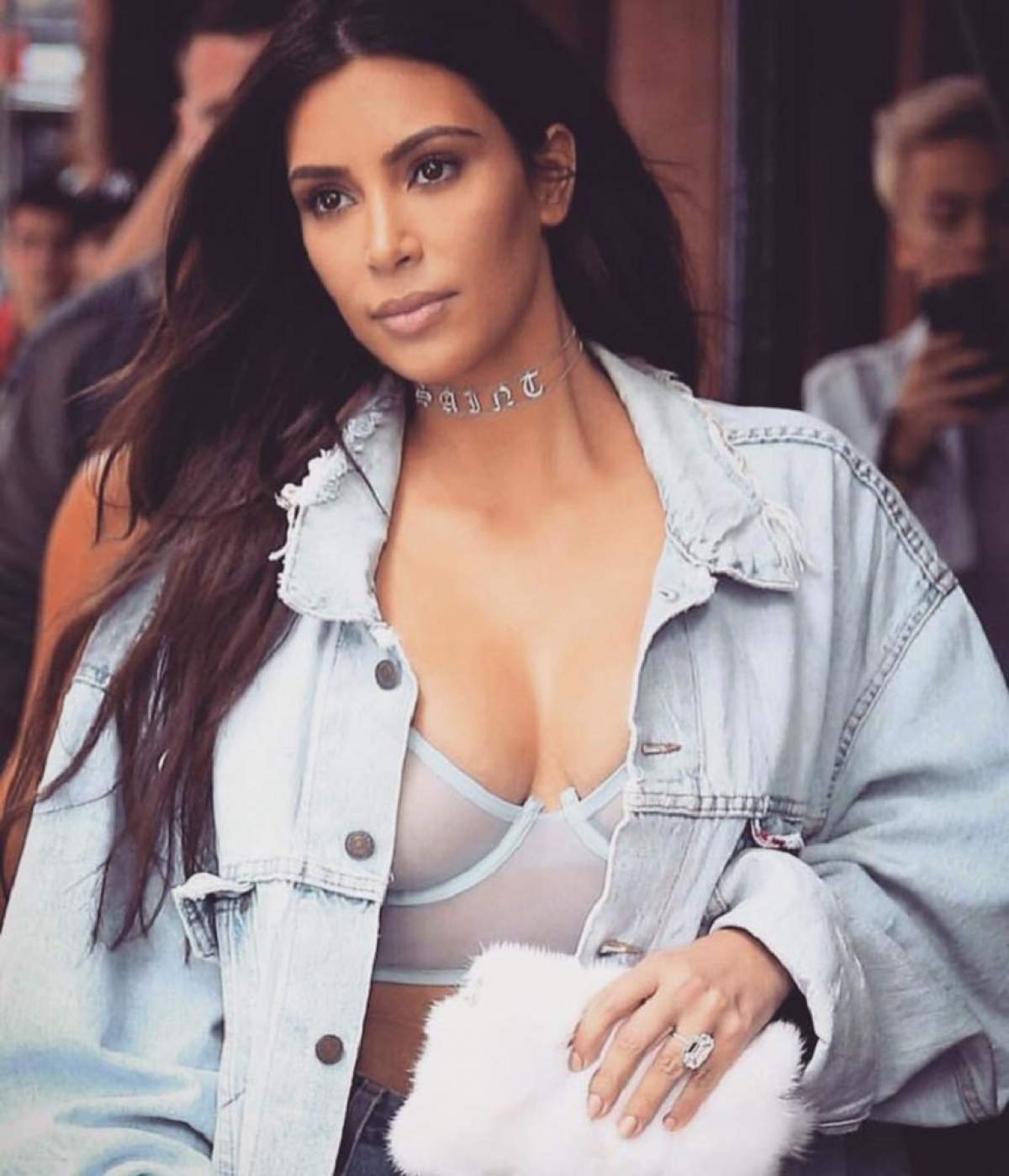 FOTO / Kim Kardashian, îmbrăcată provocator și cu icoana pe piept! Asta este ultima modă la Hollywood