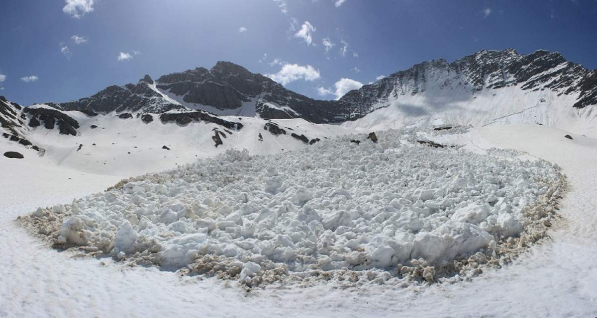 Tragedie în Munţii Retezat. Doi copii au murit după producerea unei avalanşe