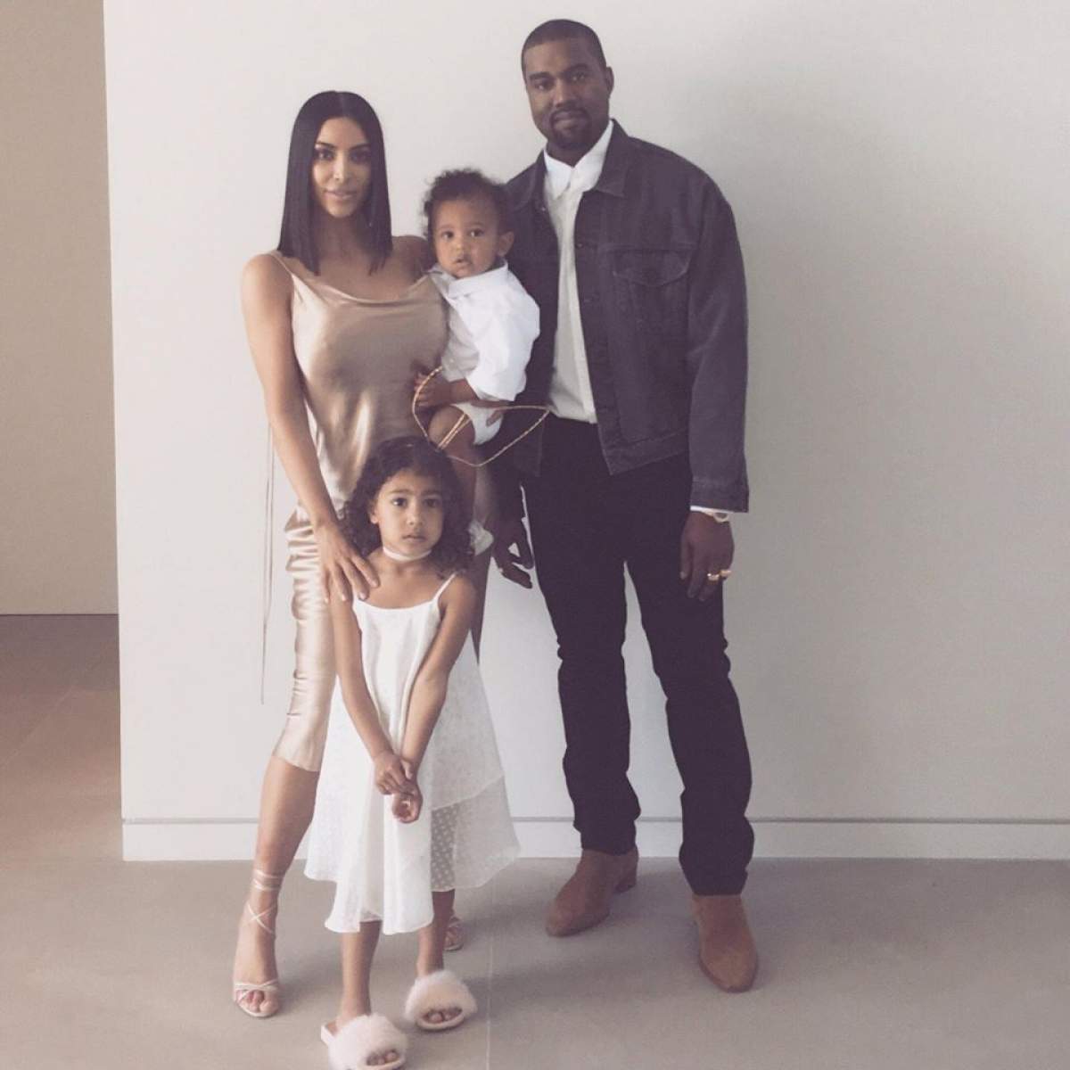 O celebră actriță s-a oferit să fie mamă surogat pentru cel de-al treilea copil al lui Kim Kardashian!