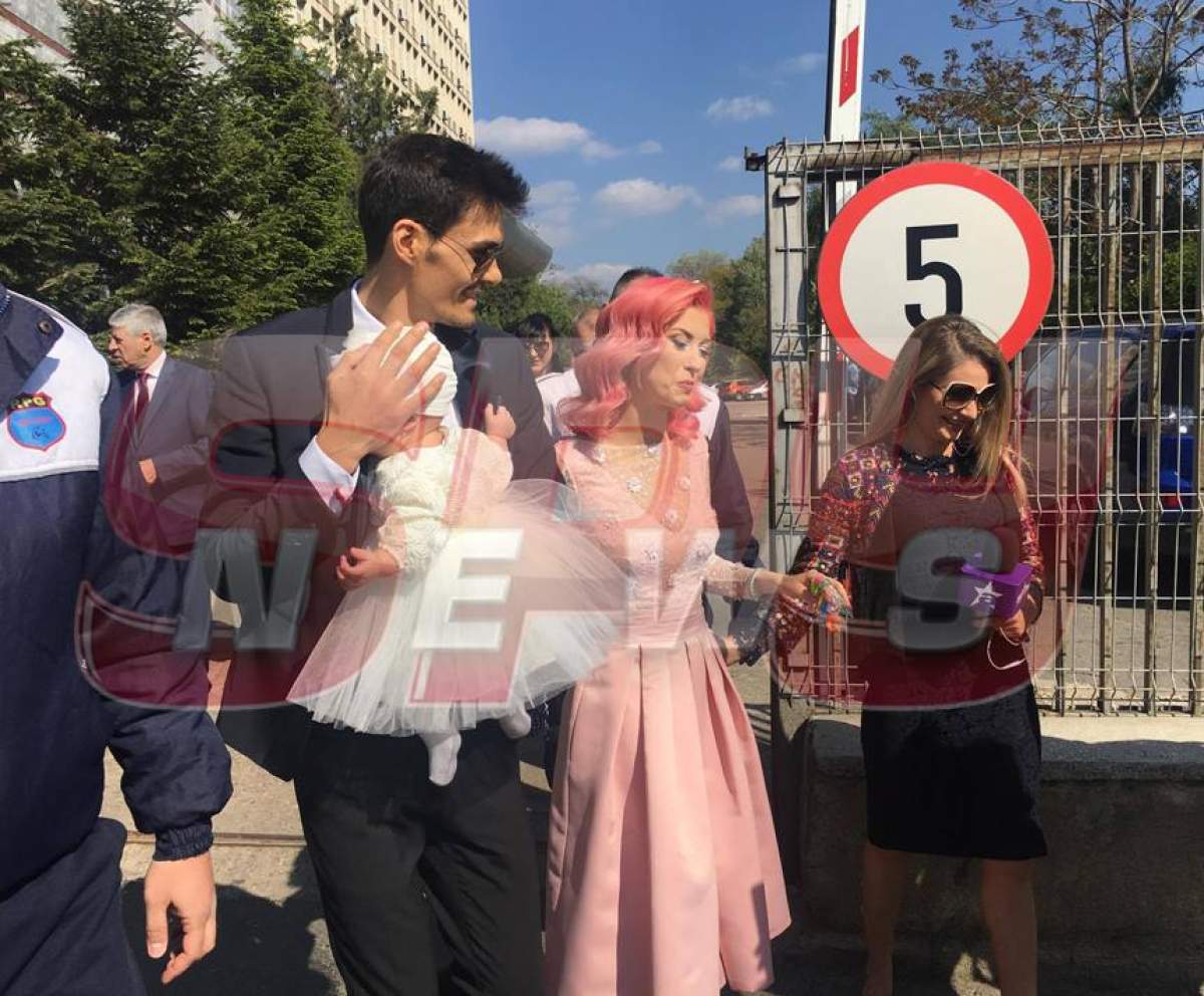 FOTO EXCLUSIV / Andreea Bălan şi George Burcea au strălucit la botezul fiicei lor! Uite ce ţinute au îmbrăcat tinerii părinţi