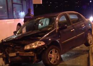 VIDEO / Accident spectaculos în Capitală! A fugit după ce a intrat pe linia unui tramvai şi a lovit o altă maşină