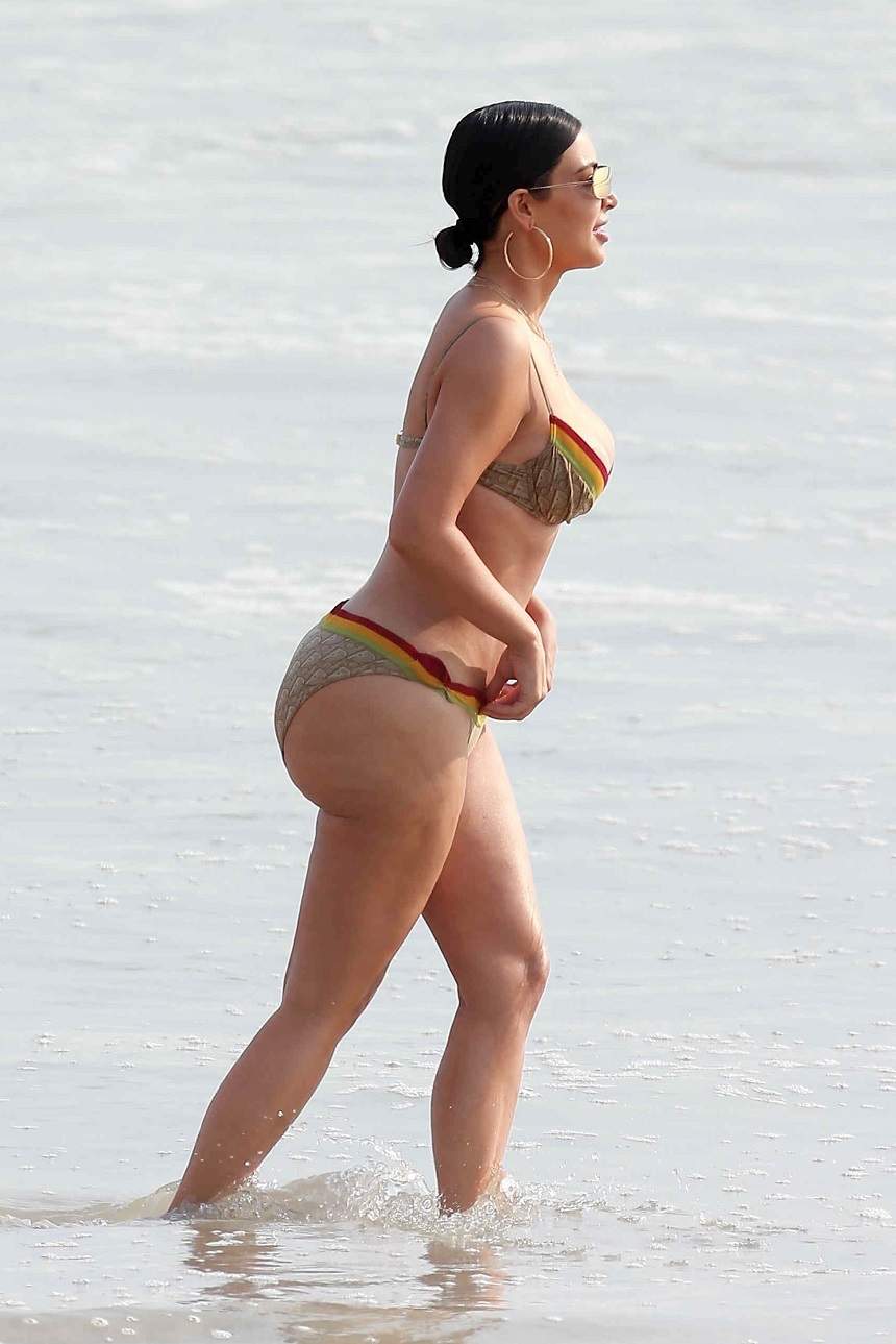FOTO / Kim Kardashian, adevărata "faţă" a fundului ei! Mai deformat şi plin de celulită nu se poate! Să vezi ce a păţit şi sora ei la plajă