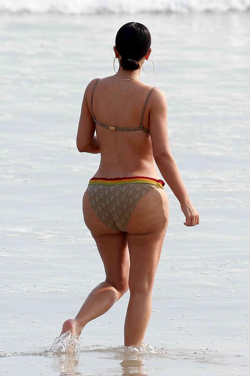 FOTO / Kim Kardashian, adevărata "faţă" a fundului ei! Mai deformat şi plin de celulită nu se poate! Să vezi ce a păţit şi sora ei la plajă