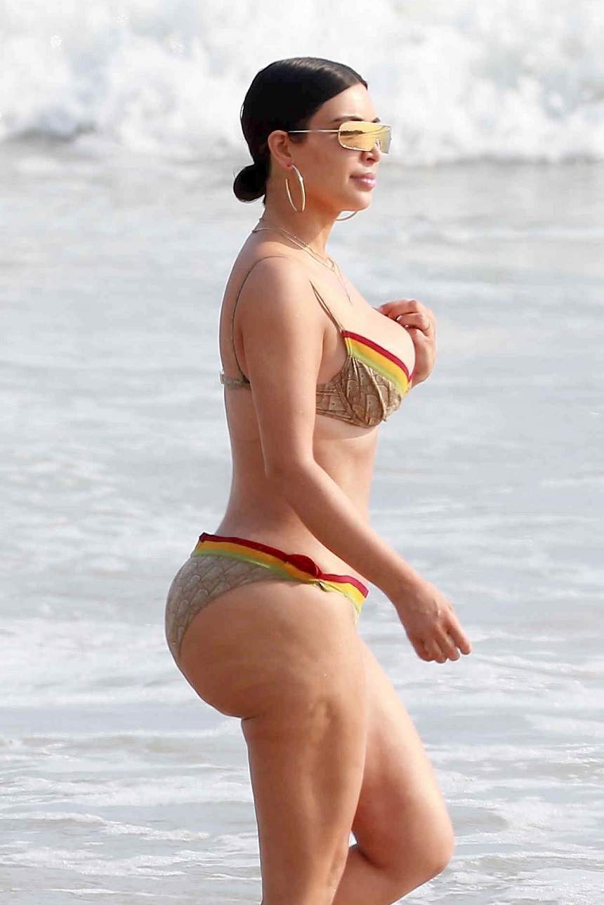 FOTO / Kim Kardashian, adevărata "faţă" a fundului ei! Mai deformat şi plin de celulită nu se poate! Să vezi ce a păţit şi sora ei la plajă