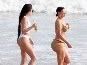 FOTO / Kim Kardashian, adevărata "faţă" a fundului ei! Mai deformat şi plin de celulită nu se poate! Să vezi ce a păţit şi sora ei la plajă