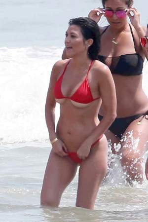 FOTO / Kim Kardashian, adevărata "faţă" a fundului ei! Mai deformat şi plin de celulită nu se poate! Să vezi ce a păţit şi sora ei la plajă
