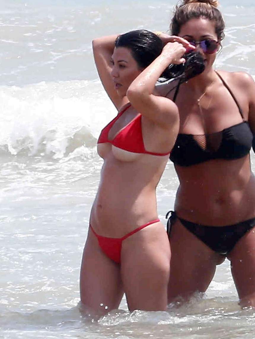 FOTO / Kim Kardashian, adevărata "faţă" a fundului ei! Mai deformat şi plin de celulită nu se poate! Să vezi ce a păţit şi sora ei la plajă