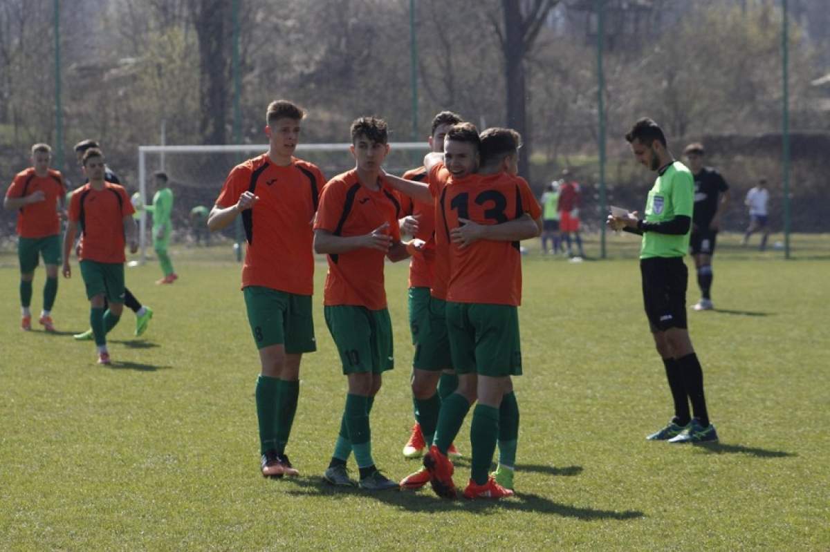 VIDEO / Un fotbalist român a reuşit cel mai tare gol din istorie! A marcat direct din lovitura de start!