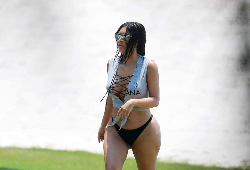 FOTO / Are fundul cât o târnă! Kim Kardashian loveşte din nou, într-o pereche de bikini minusculi