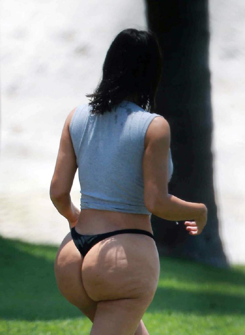 FOTO / Are fundul cât o târnă! Kim Kardashian loveşte din nou, într-o pereche de bikini minusculi