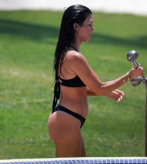 FOTO / Are fundul cât o târnă! Kim Kardashian loveşte din nou, într-o pereche de bikini minusculi