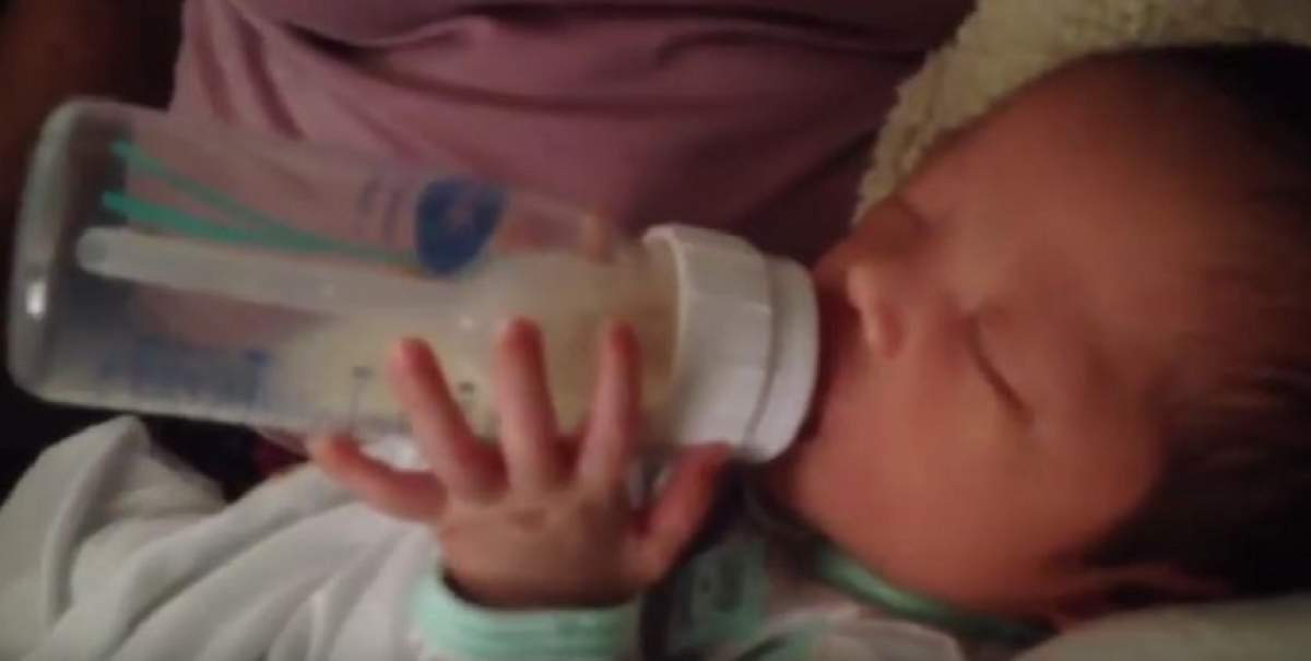 VIDEO / La doar 18 zile un bebeluș se hrănește singur! Te topești când îl privești