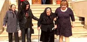 VIDEO / Mama Ilenei Ciuculete a plâns încontinuu la slujba de pomenire! Ce se întâmplă la mormântul regretatei artiste