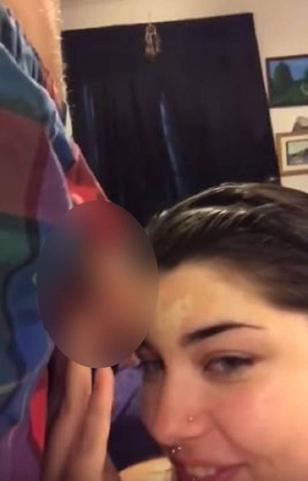 VIDEO / Ultimul trend în machiaj! O fată s-a machiat cu testiculele iubitului ei