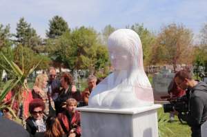 FOTO / Cine a făcut bustul Ilenei Ciuculete! Ce spune mama regretatei artiste despre el: ”Îmi place că...”