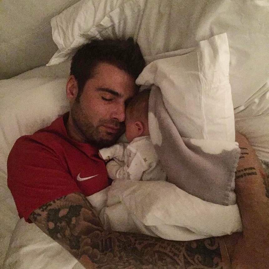 FOTO / Adrian Mutu nu se poate dezlipi de fiul lui nici în somn! Cum arată "noul atacant de la Dinamo", la vârsta de două săptămâni