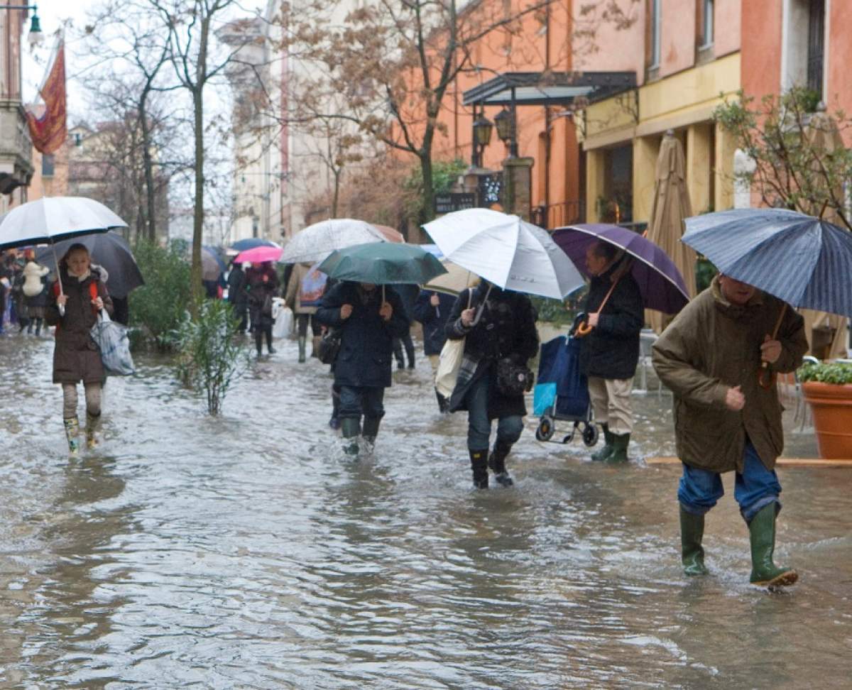 Vremea se schimbă radical! Se anunţă ploi, vijelii şi grindină