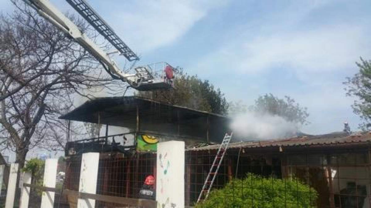 Incendiu puternic în Bucureşti! Un cunoscut restaurant arde pentru a doua oară într-o lună