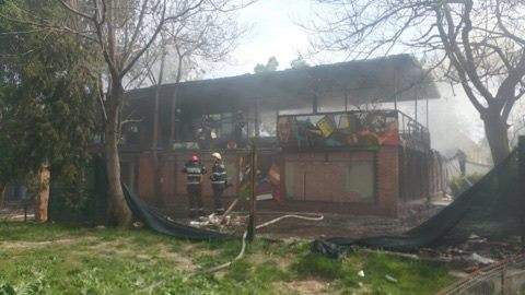 Incendiu puternic în Bucureşti! Un cunoscut restaurant arde pentru a doua oară într-o lună