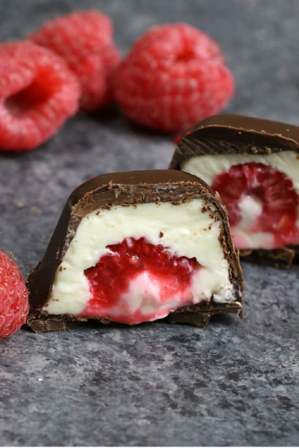 Un desert delicios! Bomboane de ciocolată cu zmeură şi cremă de brânză