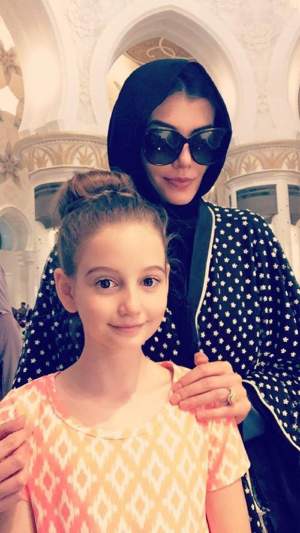 FOTO / Monica Gabor și-a dus fiica la o moschee, în Dubai! Uite cum au apărut îmbrăcate cele două