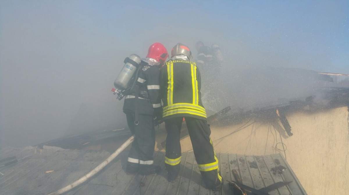 FOTO-VIDEO / Incendiu violent în Capitală! Patru locuinţe sunt cuprinse de flăcări