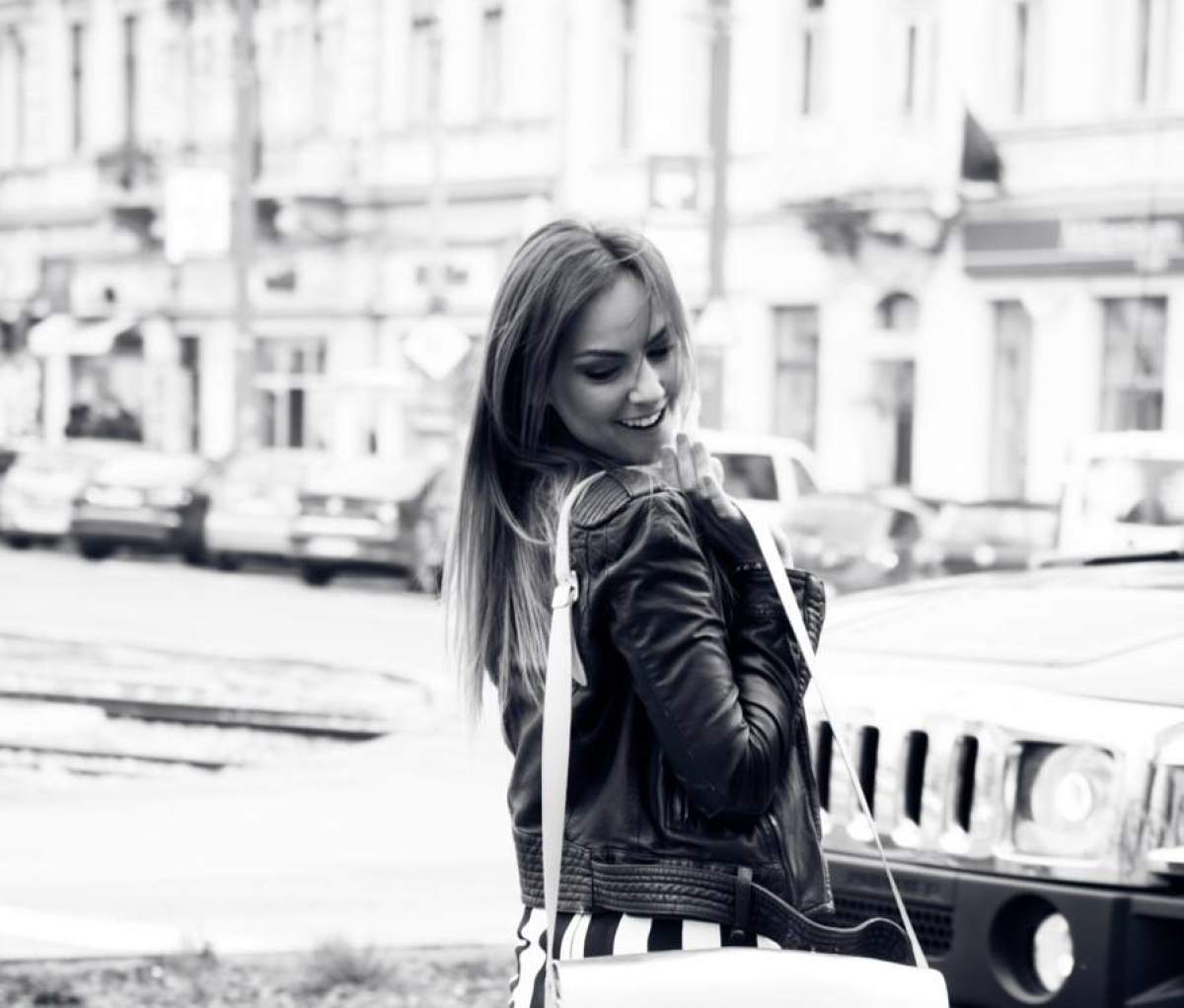 FOTO / Apariţie rară la tv! Roxana Ionescu, cu sânii sugrumaţi într-un decolteu generos