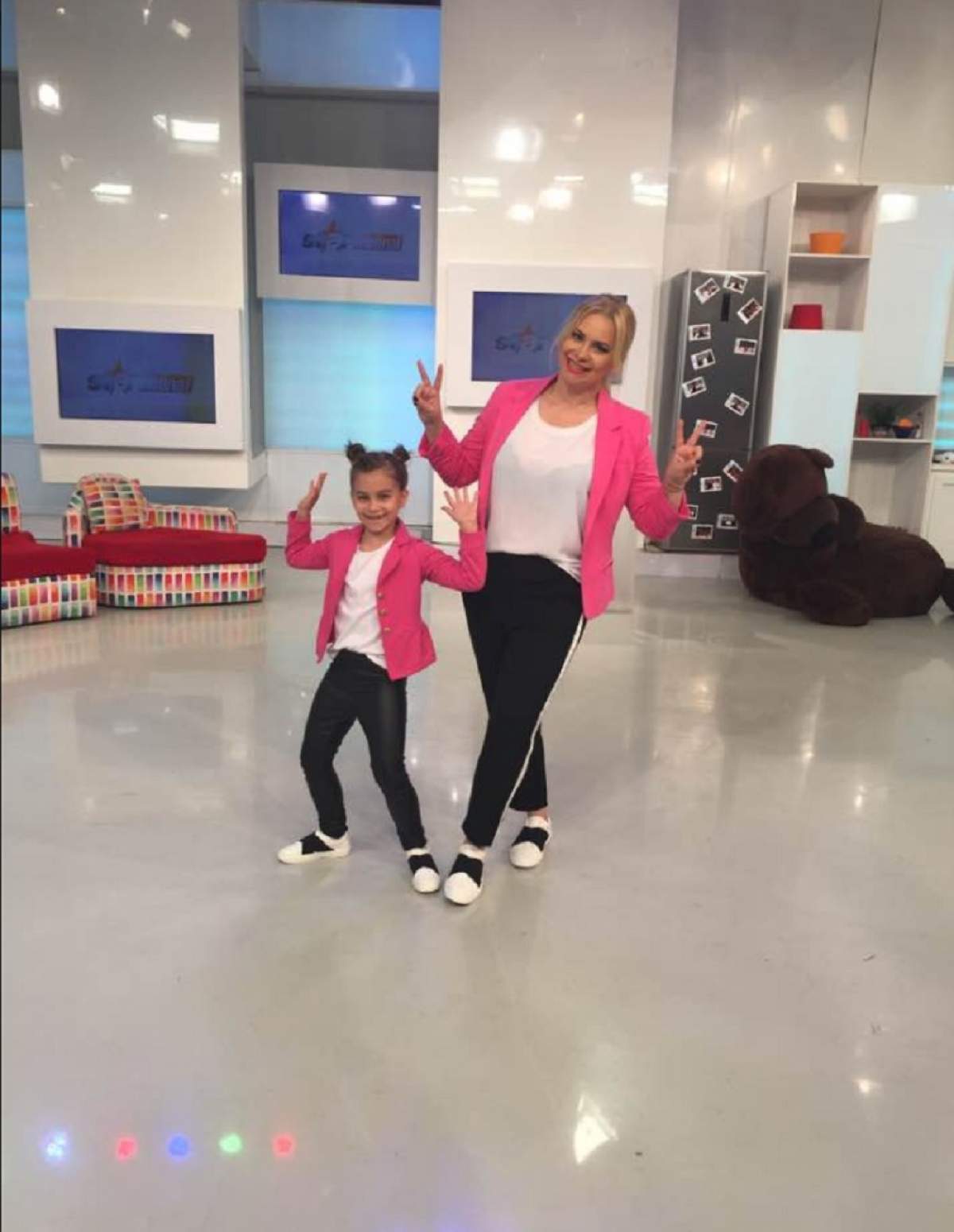 FOTO / Paula Chirilă a venit cu fiica ei la TV, îmbrăcate la fel! Fosta prezentatoare de la MPFM revine pe micul ecran