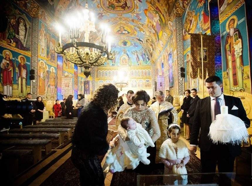 FOTO / Botez în familia Alinei Vidican, fratele și soția acestuia au fost nașii unei fetițe!