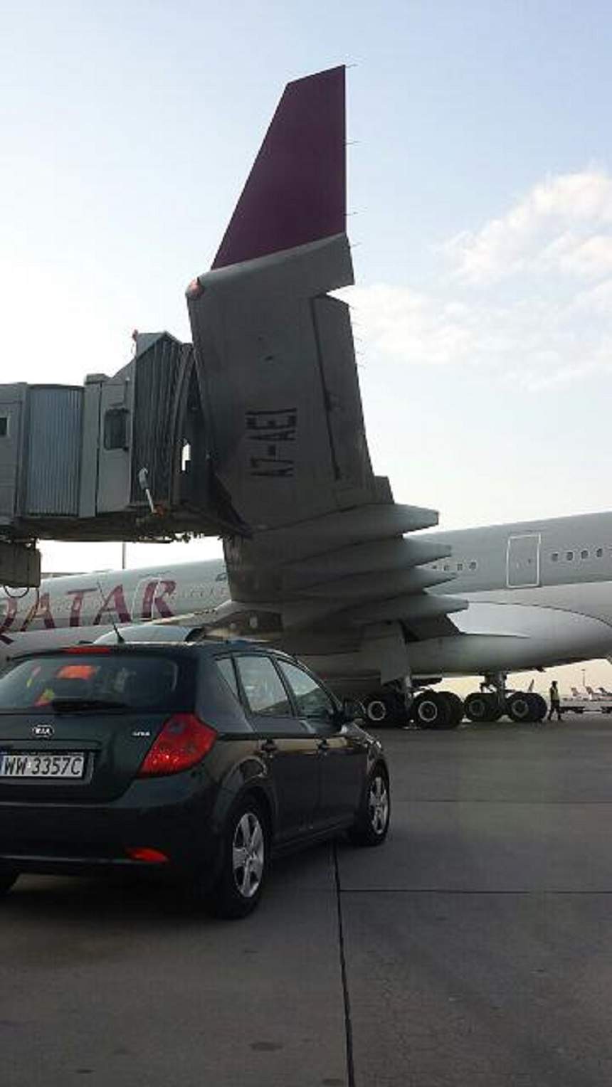FOTO / PANICĂ pe aeroport! La un pas de EXPLOZIE, după ce un avion a lovit cu aripa podul de legătură