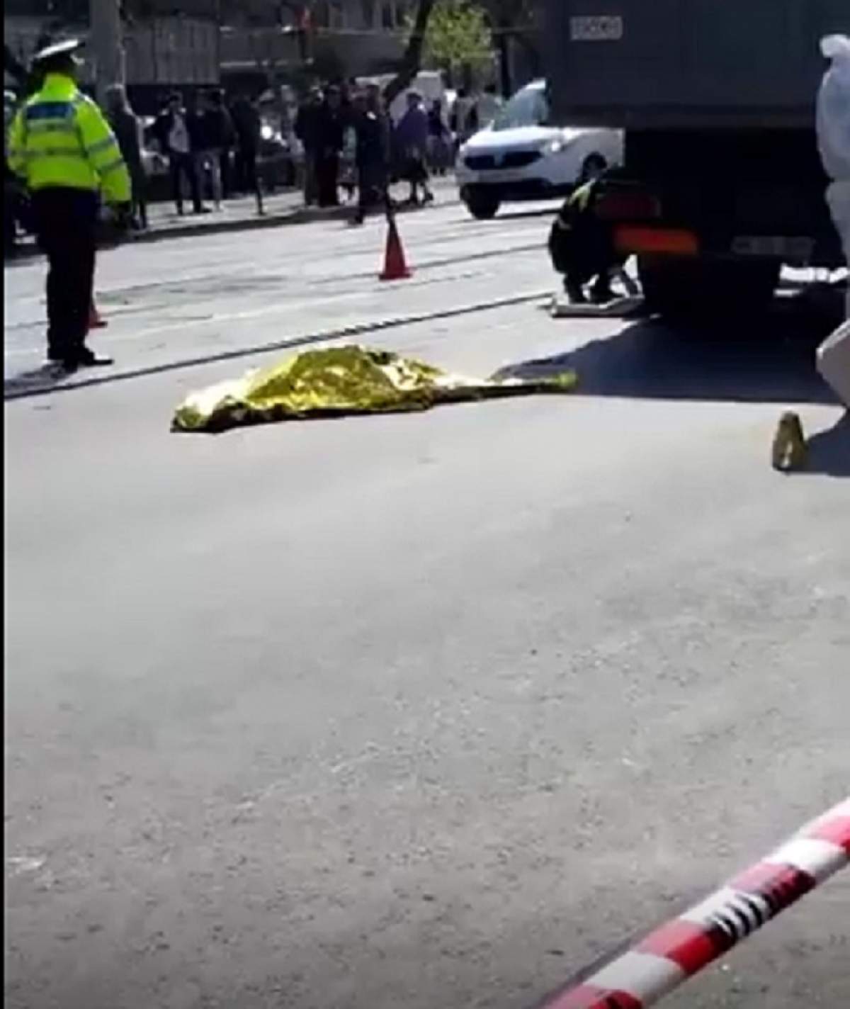 FOTO / ACCIDENT MORTAL ÎN BUCUREŞTI! O femeie a fost strivită de un camion