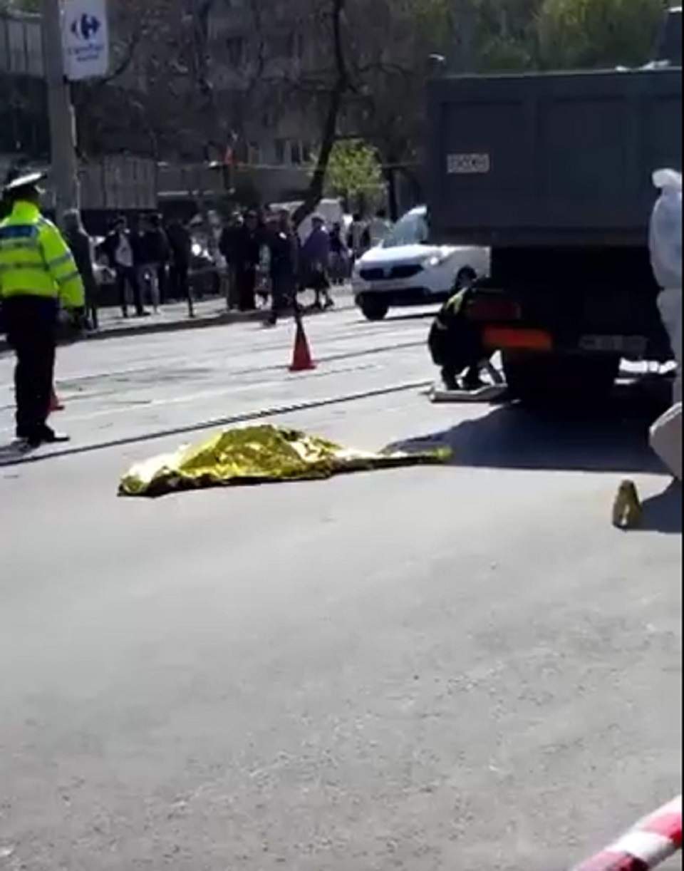 FOTO / ACCIDENT MORTAL ÎN BUCUREŞTI! O femeie a fost strivită de un camion