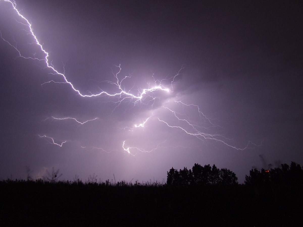 Încep furtunile în România! Administraţia Naţională de Meteorologie a emis COS GALBEN de descărcări electrice şi averse