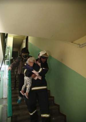 Incendiu puternic în Bucureşti! 42 de oameni au primit ajutor medical la faţa locului, iar 8 au fost internaţi