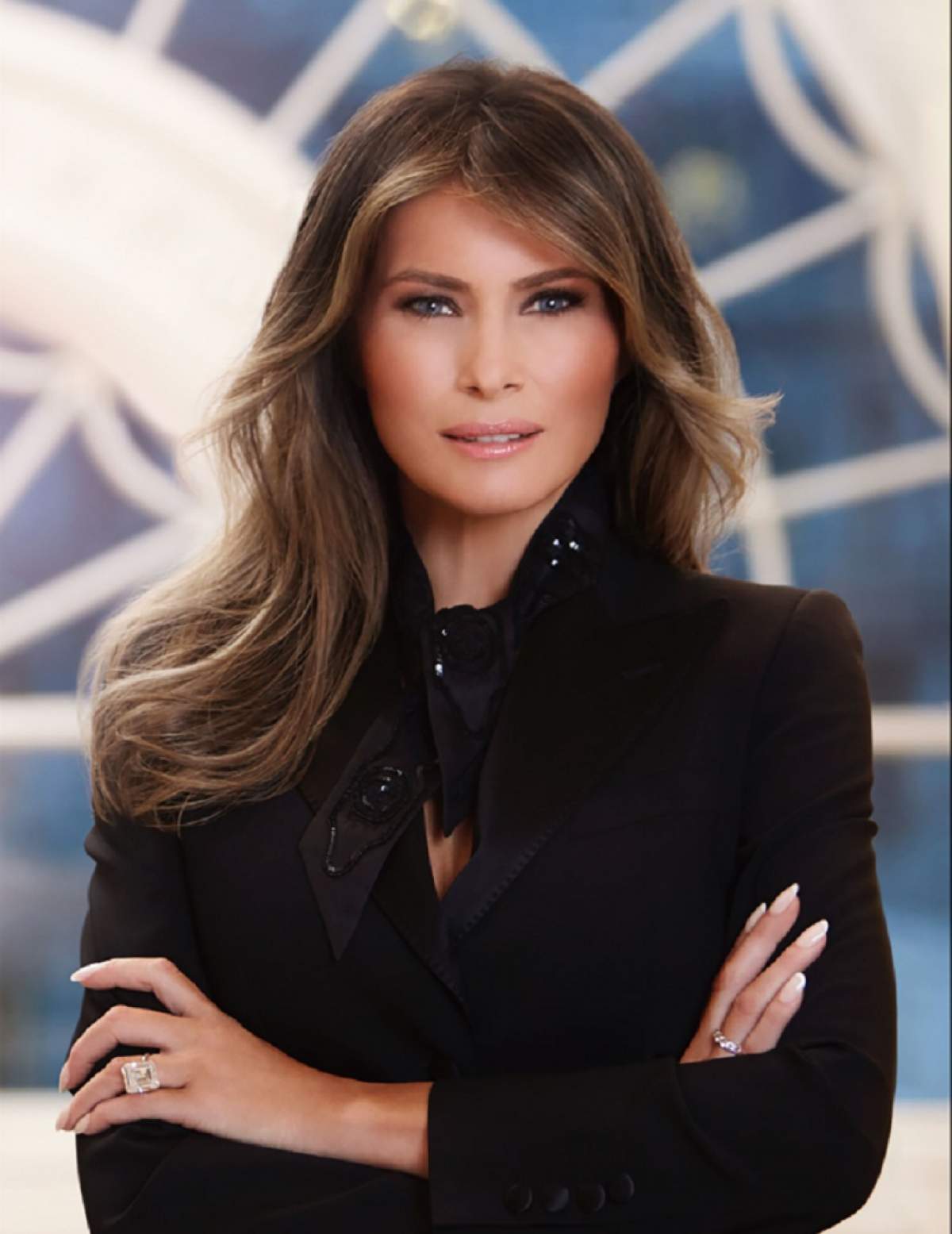 FOTO / Primul portret oficial al Melaniei Trump la Casa Albă a stârnit critici dure: "Câţi oameni înfometaţi ar putea fi hrăniţi cu banii de pe inelul tău?"