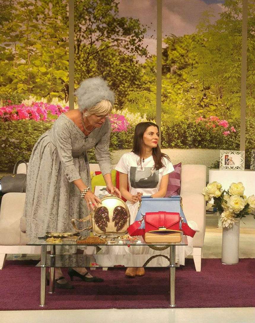 FOTO / Monica Tatoiu, apariţie surprinzătoare! A venit cu "lebăda" pe cap! Rămâi cu gura ca la dentist când vezi imaginile