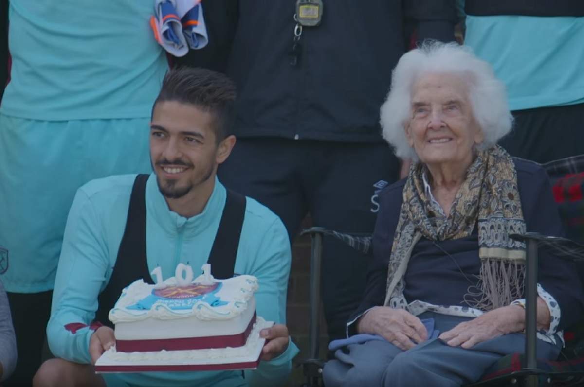 Cea mai frumoasă surpriză! Jucătorii lui West Ham United au sărbătorit-o pe o bătrână în vârstă de 101 ani! / VIDEO