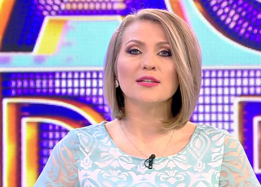 FOTO / Mirela Vaida şi-a schimbat stilul vestimentar! A apărut la "Acces Direct" într-o ţinută de păpuşă!