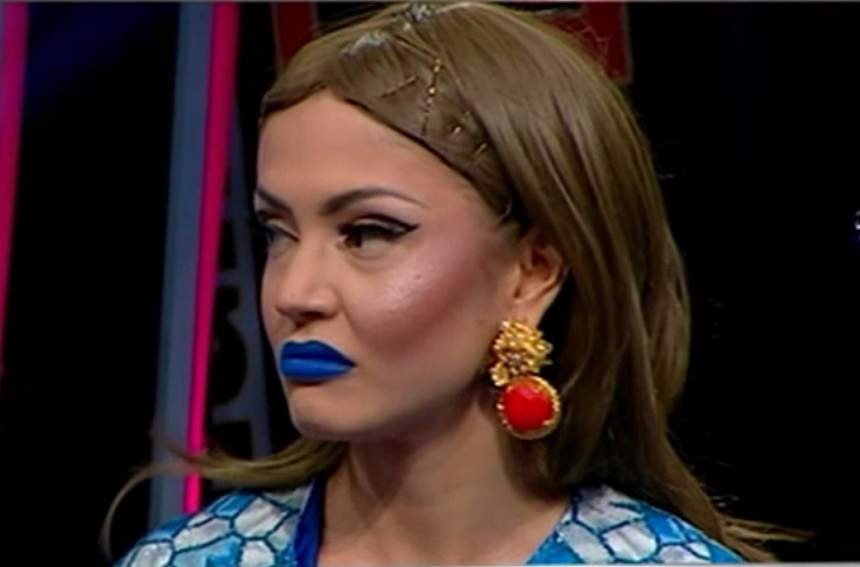 FOTO / Andreea Mantea, apariţie surprinzătoare la TV! Cu părul blond şi ruj pe dinţi, a făcut un gest de nearătat în direct